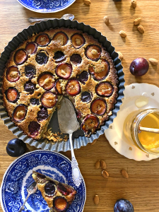 Hunaja-pistaasitorttu luumuilla